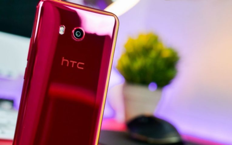 красные смартфоны HTC U11 red